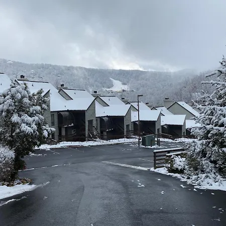 Two Bedroom Mountain Condo, 2 Minutes From Ski Resort, Pool And Clubhouse Onsite !